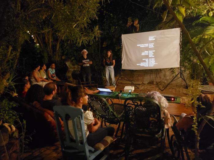 La gente va pasando y algunos se quedan, se sientan y disfrutan por minutos o hasta al final de la película.