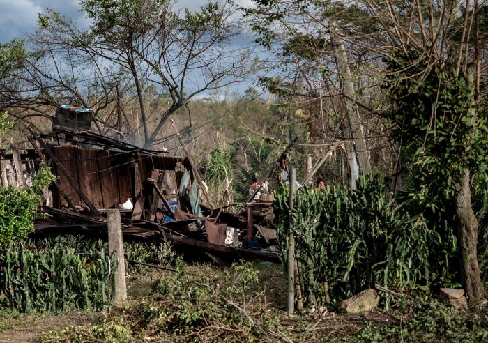 Después de perderlo casi todo, aferrarse al «casi» es lo único que queda para seguir adelante.