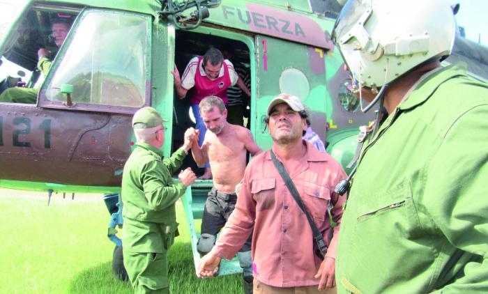 Poco a poco llegan a tierra firme quienes unos momentos antes fueron rescatados del peligro. foto del autor