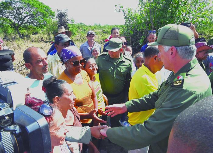 En cada sitio visitado Díaz-Canel dialogó con el pueblo y pidió a las autoridades mucha sensibilidad en
este momento difícil. FOTO: ESTUDIOS REVOLUCIÓN