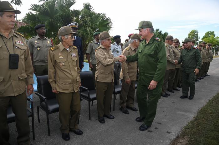 Asistieron al acto oficiales combatientes de la epopeya cubana en suelo angolano. FOTO: Estudios Revolución