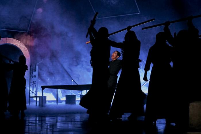 El diseño de luces subraya el dramatismo de la obra. Foto: PÁGINA OFICIAL OS SATYROS
