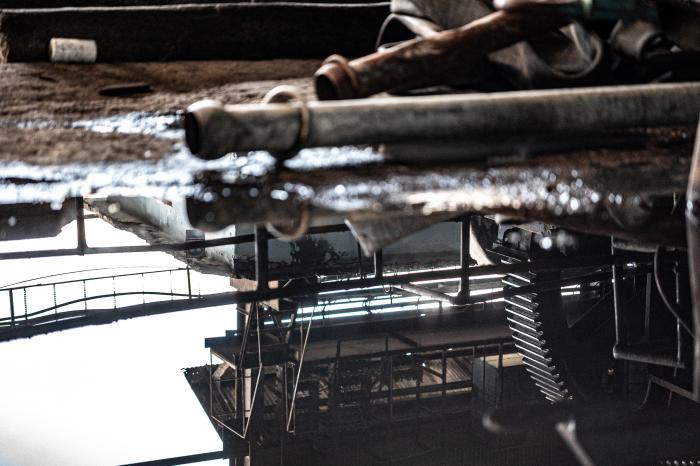 «Aquí lo que hizo daño fue el agua», dice un señor, en  lo que  seca arroz encima de un vagón cañero.