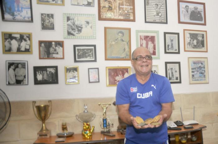 Recordar la vida de un campeón también aporta mucho en un evento teórico. foto: José Raúl Rodríguez

Lugar :Su casa en La Hab.

  6 de Mayo 2021

   Fto José Raúl Rodríguez Robleda