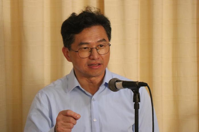 Bei Ta, vicepresidente del Congreso Mundial de Poetas. FOTO DEL AUTOR
