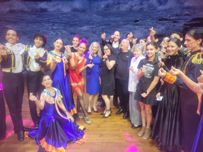  	
En Canton, el BEC con la cónsul de Cuba en esta ciudad, Marina Domenech Mylnikova.