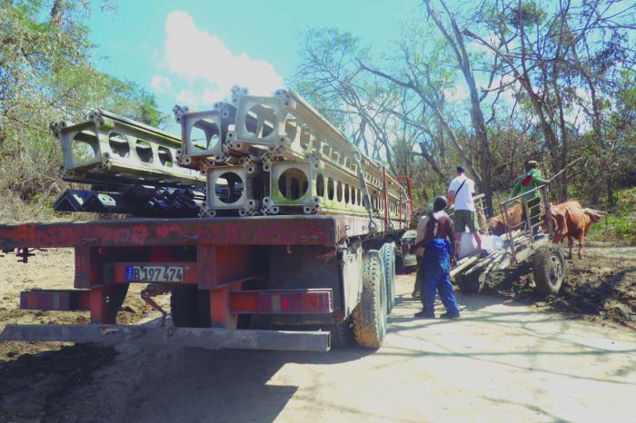En el camino, una rastra que transporta pesadas piezas para las obras que se emprenden kilómetros adentro. fotos de la autora	