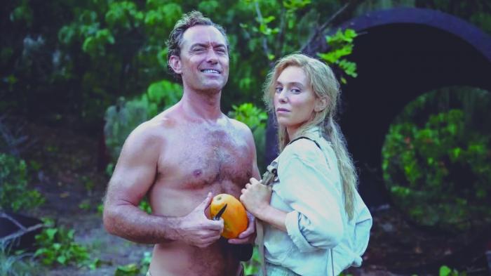 Jude Law y Vanessa Kirby en una escena de Edén.