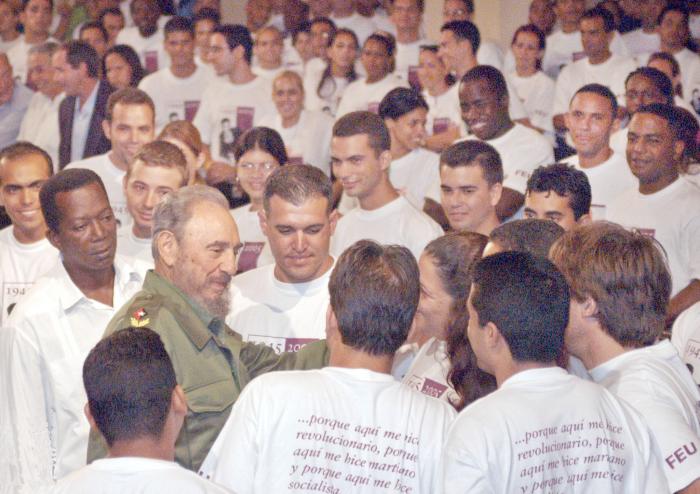 Acto por el 60 aniversario del ingreso del Comandante en Jefe Fidel Castro, a la Universidad de la Habana.(foto Jorge Luis Gonzàlez) 17-11-05 Acto01N9.