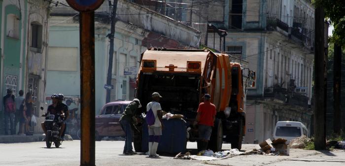 El Primer Ministro señaló la falta de control y exigencia en el cumplimiento de las normativas aprobadas para la recogida de los desechos sólidos. FOTO: JUVENAL BALÁN 