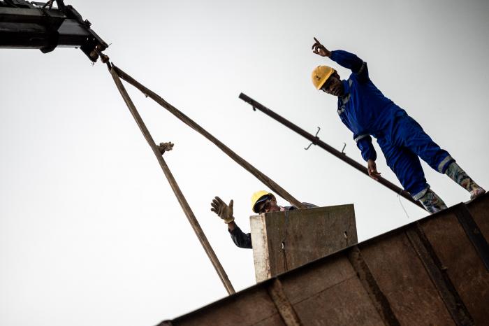 Bajo la lluvia, se descarga el cuerpo por partes de una torre de emergencia.