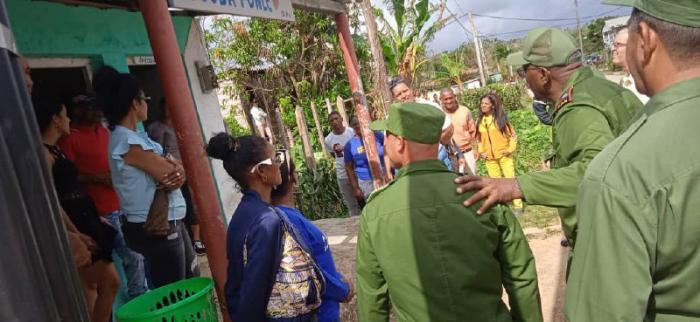 Un momento del intercambio de Valdés Mesa con pobladores de limonar. Foto: Leonel Escalona
