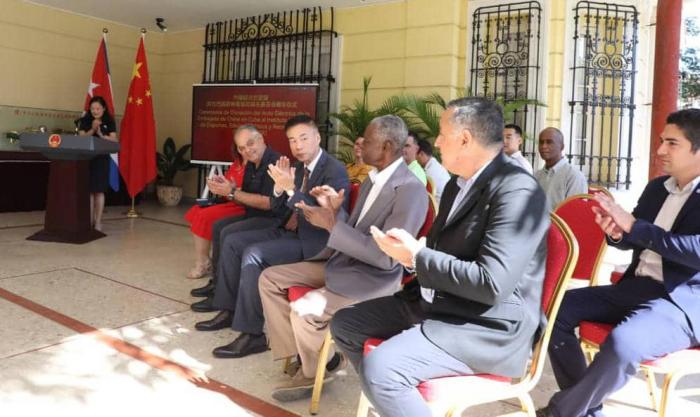 Ceremonia de donación de un auto eléctrico por parte de la Embajada de China en Cuba al INDER. 