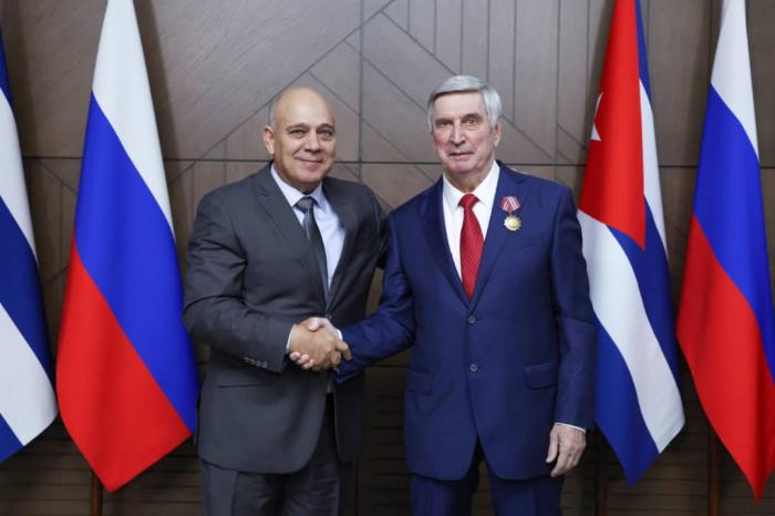 Morales Ojeda impuso la Orden de la Solidaridad a Iván Melnikov, primer vicepresidente del Comité Central del Partido Comunista de la Federación de Rusia y, también, de la Duma Estatal. FOTO: CORTESÍA DE LA DUMA ESTATAL RUSA