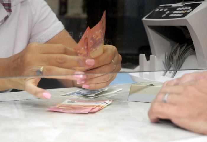 Venta de divisas en CADECA, desarrollado en la CADECA de Zanja y Belascoaín, Vedado, Plaza