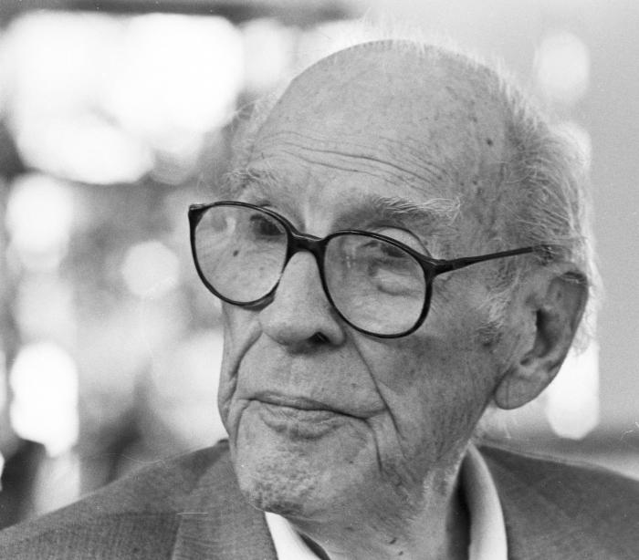 Angel Augier Proenza, investigador literario, critico,periodista, poeta, y doctor honoris causa en letras de la Universidad de La Habana.(foto:Liborio Noval). 30.01.01 Augier1
Publicada: 31/01/2001
Auga0018