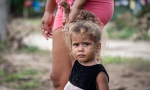 Niña tomada de la mano