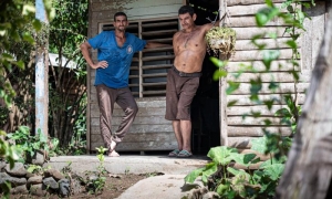 Señores en la puerta