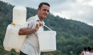 Señor con los pomos de agua