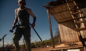 Mientras su vivienda permanece corrida y apuntalada, Héctor se ha subido a arreglar al menos seis techos de su caserío.