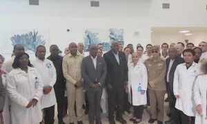 Lazo visitó el Hospital General de Cabinda, donde intercambió con una representación de los colaboradores de la Salud cubanos, que apoyan al pueblo de la nación africana. Foto del autor
