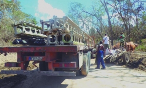 En el camino, una rastra que transporta pesadas piezas para las obras que se emprenden kilómetros adentro. fotos de la autora	