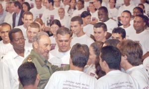 Acto por el 60 aniversario del ingreso del Comandante en Jefe Fidel Castro, a la Universidad de la Habana.(foto Jorge Luis Gonzàlez) 17-11-05 Acto01N9.
