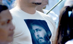 Repartido entre la gente, patrimonio nuestro, Fidel es. FOTO: RICARDO LÓPEZ HEVIA