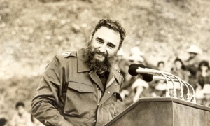 Fidel Castro Rúz - Acto central por el día de los niños. Campismo La Loma del Taburete, Pinar del Río.(foto personal)
Foto: Jorge Oller 18-07-1982
Publicada: 20-07-1982
 Fid20275