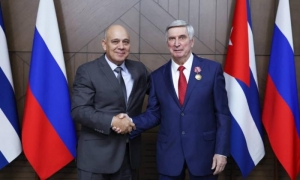 Morales Ojeda impuso la Orden de la Solidaridad a Iván Melnikov, primer vicepresidente del Comité Central del Partido Comunista de la Federación de Rusia y, también, de la Duma Estatal. FOTO: CORTESÍA DE LA DUMA ESTATAL RUSA