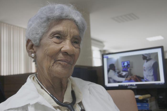 La doctora Luisa Gainza González actualmente labora en el consultorio del periódico Granma, a la edad de 83 años. 
