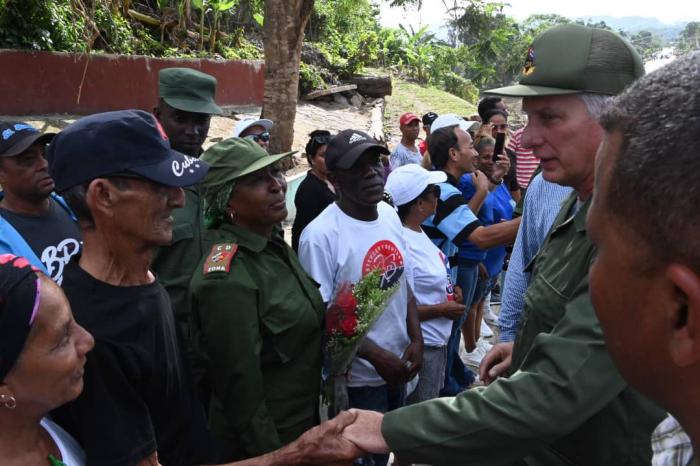 Díaz-Canel intercambió con los pobladores de Tercer Frente, durante su visita a este territorio afectado por el paso del huracán Melissa. Foto: Estudios Revolución