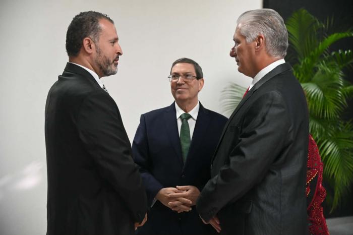 Díaz-Canel a once nuevos embajadores