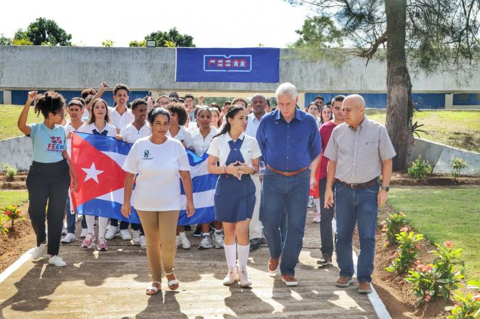 Compartió Presidente de la República con miembros de la FEEM en el 55 aniversario de la organización.
