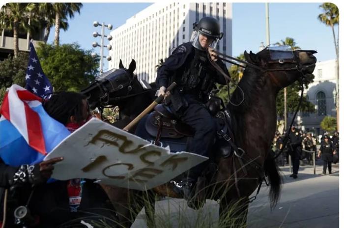 La brutalidad de los agentes del Servicio de Control de Inmigración y Aduanas (ICE) es también una violación de los derechos humanos. FOTO: EFE