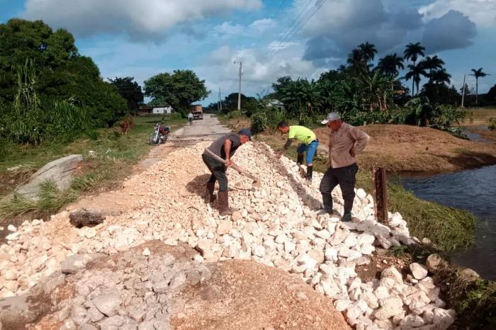 Reconstruyen puente vital en comunidad villaclareña afectada por inundaciones 