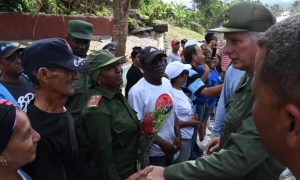 Díaz-Canel intercambió con los pobladores de Tercer Frente