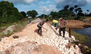 Reconstruyen puente vital en comunidad villaclareña afectada por inundaciones 