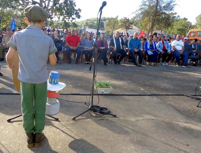 Niños, jóvenes, educadores, rindieron sensible tributo a Conrado Benítez.