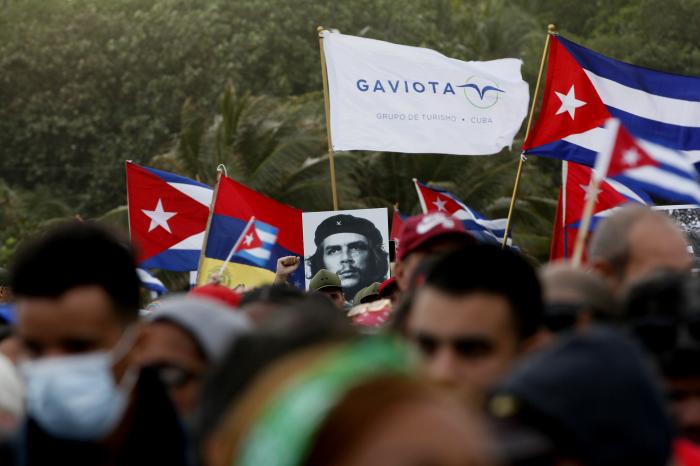 Marcha combatiente por el malecón, tras una tribuna antimperialista presidida por el Primer Secretario del Partido y Presidente de la República, Miguel Díaz-Canel Bermúdez, acompañado de otros dirigentes del país, por frente a la embajada de EEUU en La Habana.