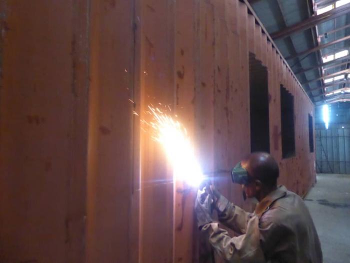 La primera «cirugía» de transformación de los contenedores, en Valbo, Guantánamo. FOTOS DEL AUTOR