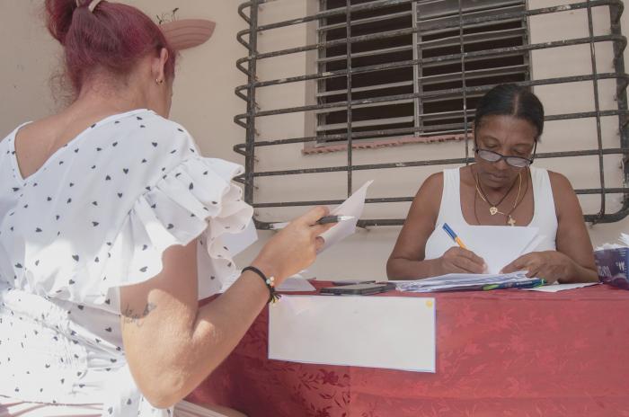 Díaz-Canel Bermúdez tras el paso Rafael. Acompanado por; el secretario de Organización del Comité Central del Partido Comunista; Roberto Morales Ojeda. Oficina de tramites
