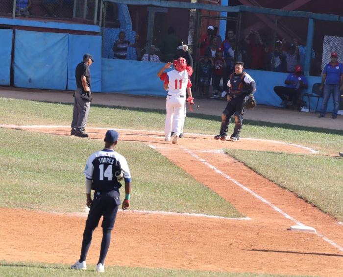 Osbel Pacheco volvió a ser el hombre grande de un partido para los Cazadores.