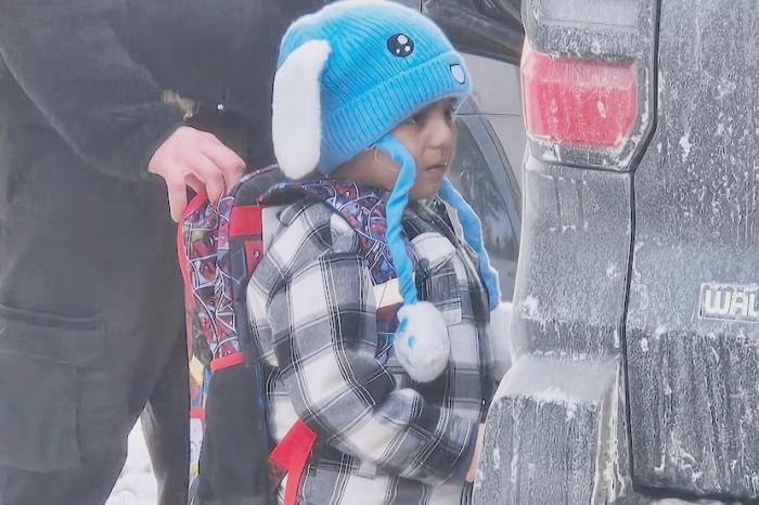 Liam es el cuarto estudiante de su distrito arrancado en semanas. En su salón, su silla está vacía. foto: ap