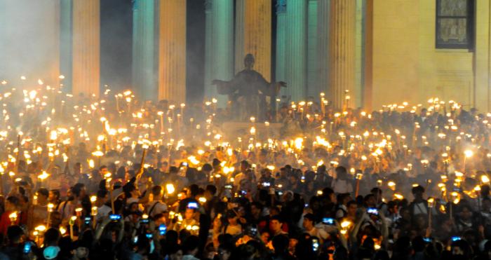 Marcha de las antorchas en honor al aniversario 162 del natalicio del apostol José Martí, precidida por el General de Ejército Raul Castro Ruz y el Presidente Miguel Díaz Canel Bermúdez
