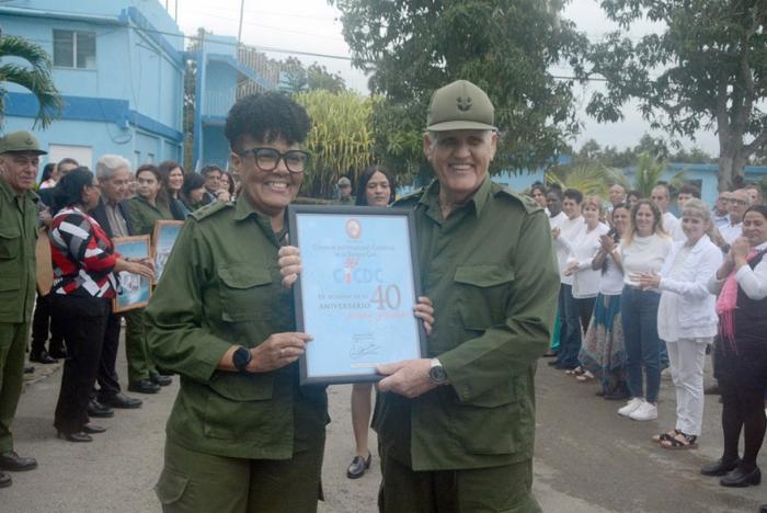 Primer Coronel Mireida Rodriguez Acosta diploma por los 40 años.