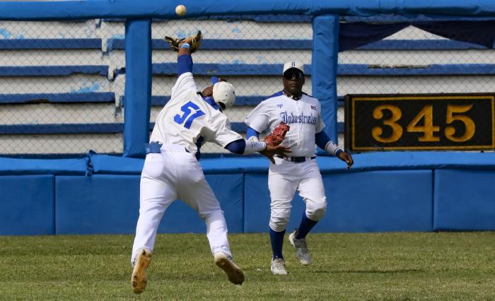 Por Industriales, también resaltó un fildeazo del torpedero Roberto Álvarez, en una carrera hacia atrás en lo corto del jardín izquierdo. 
foto: Ricardo López Hevia	