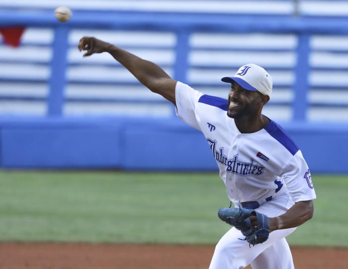 Frank Herrera trabajó una entrada y dos tercios sin imparables, con un ponche y un boleto. foto: Ricardo López Hevia	