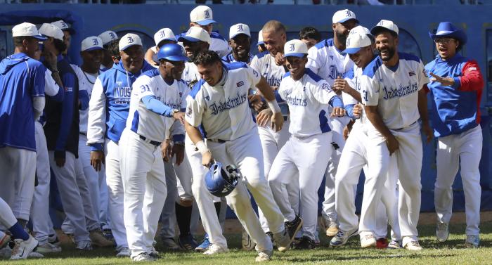 Pedro Roque impulsó las dos carreras que removieron del montículo a Yoennis Yera. foto: Ricardo López Hevia	