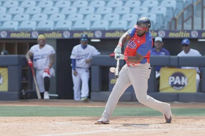 Los cubanos colocaron corredores en tercera y primera en el noveno inning, sin outs, pero no los pudieron mover de esas bases. foto: Panchito González